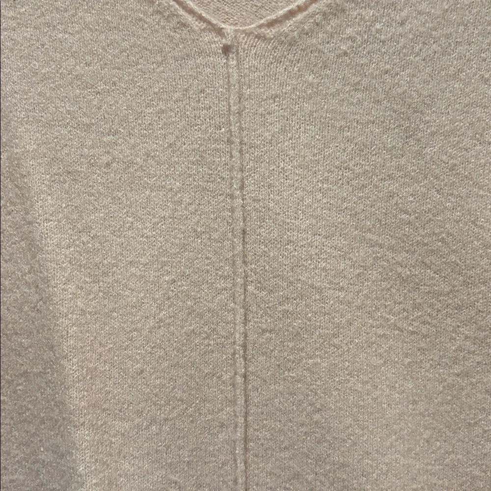 Caslon - Women's High/Low V-Neck Sweater.  Size XL. Light pink